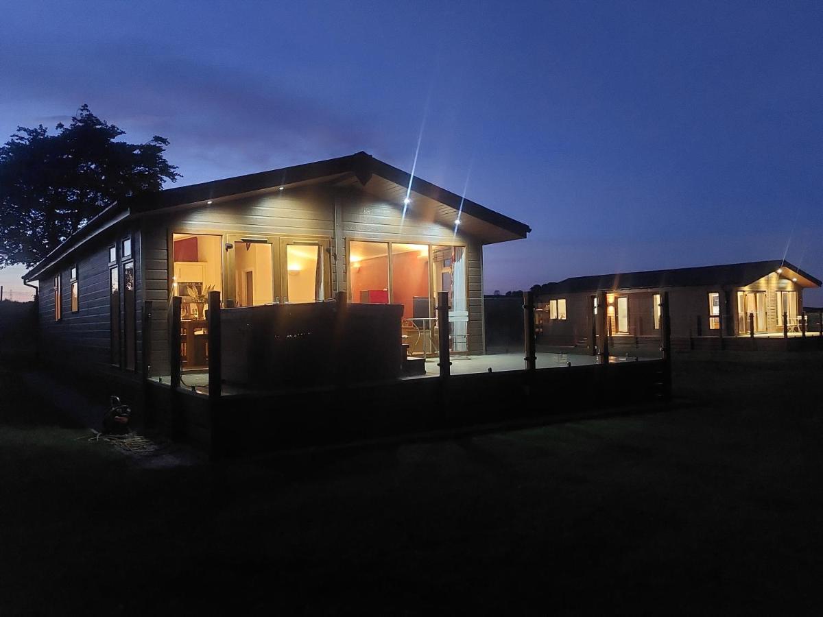 Luxury Family Beechwood Lodge With Hot Tub Lochwinnoch Extérieur photo