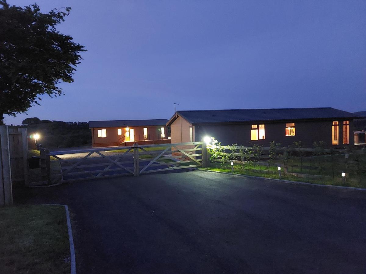 Luxury Family Beechwood Lodge With Hot Tub Lochwinnoch Extérieur photo