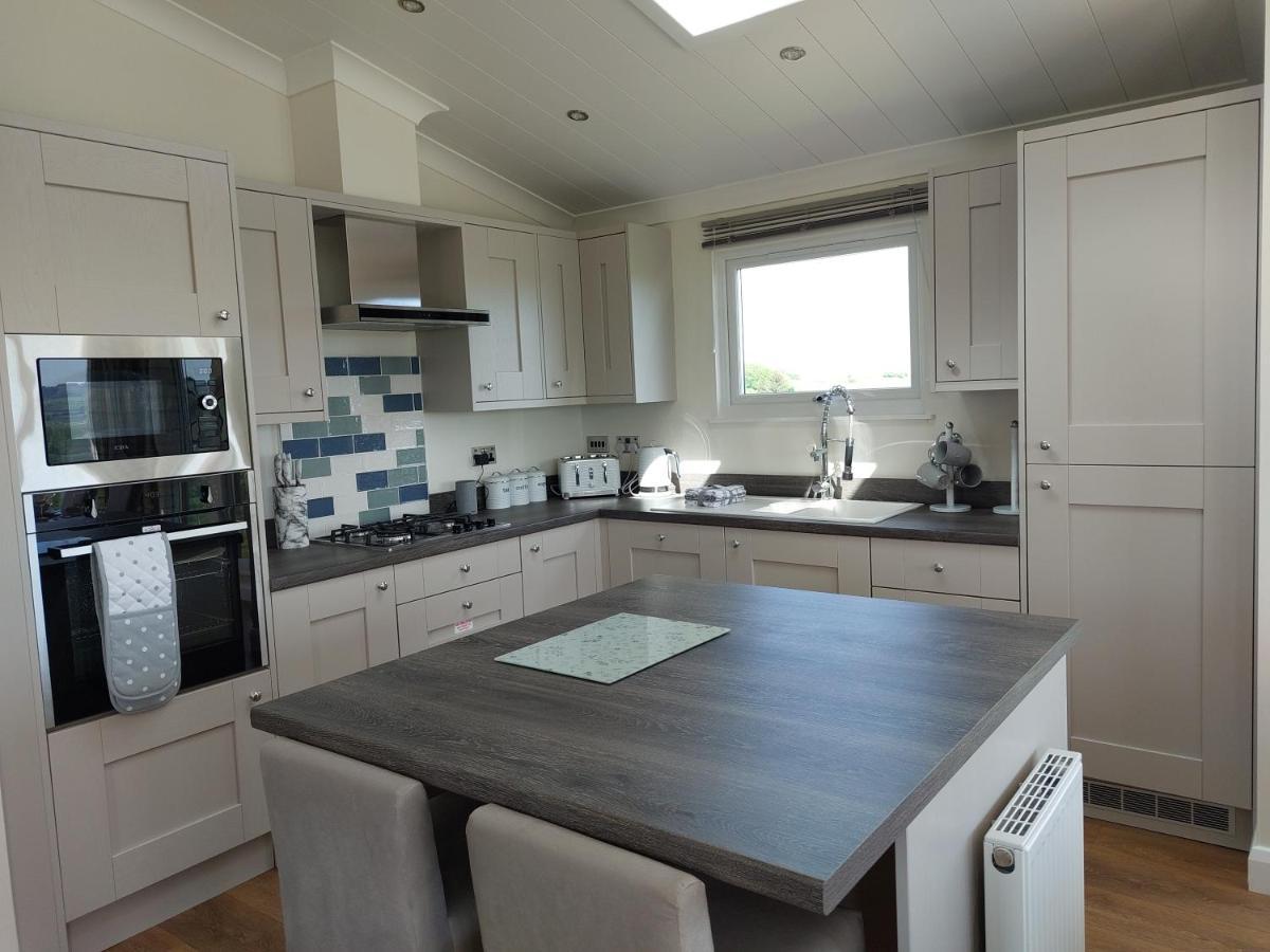 Luxury Family Beechwood Lodge With Hot Tub Lochwinnoch Extérieur photo