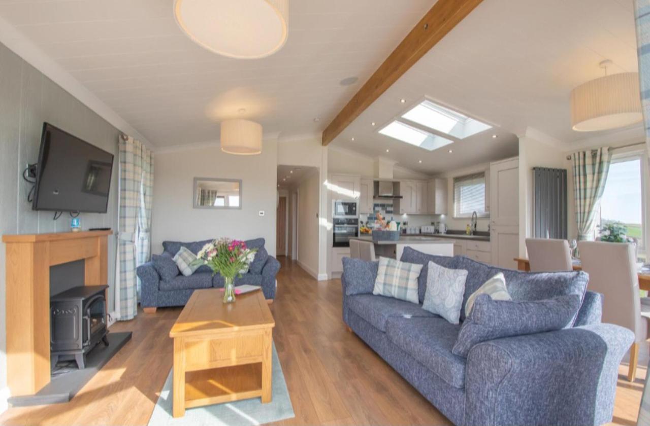 Luxury Family Beechwood Lodge With Hot Tub Lochwinnoch Extérieur photo