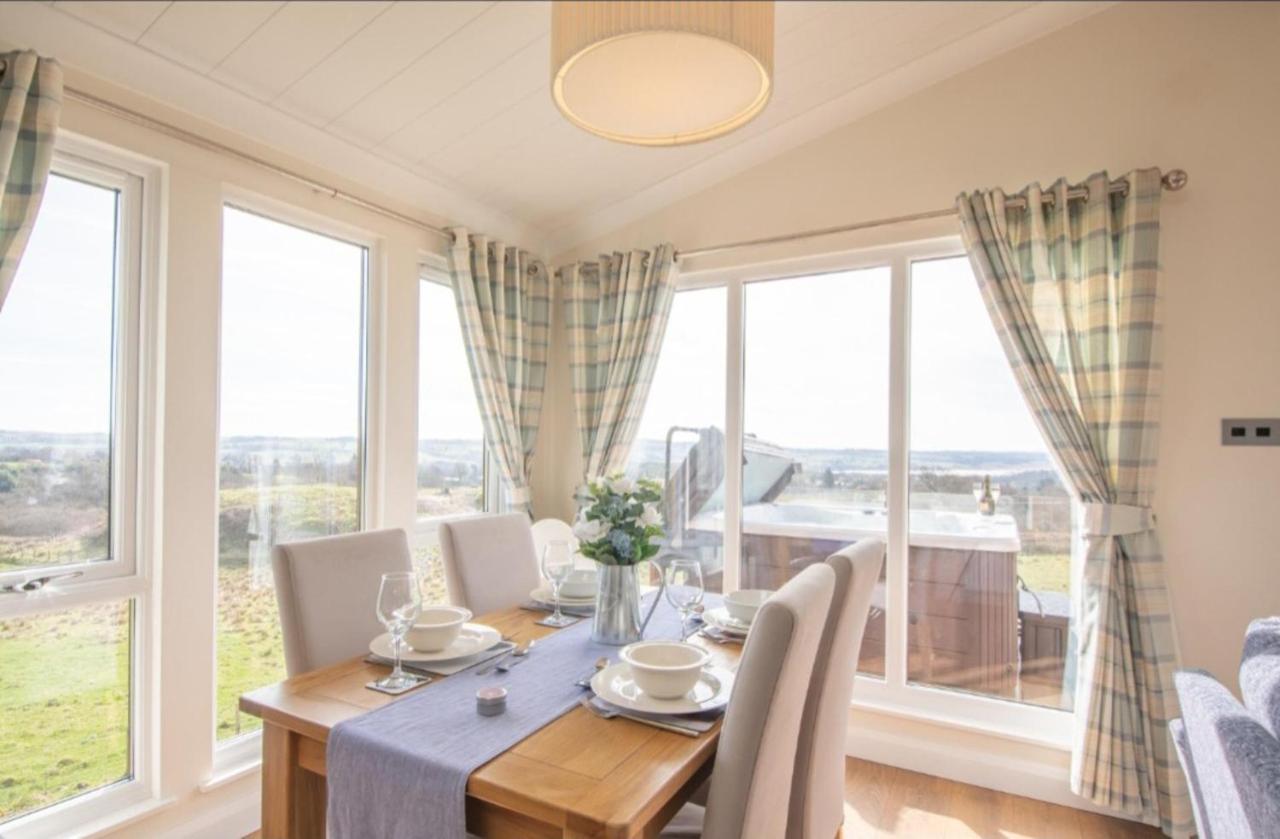 Luxury Family Beechwood Lodge With Hot Tub Lochwinnoch Extérieur photo