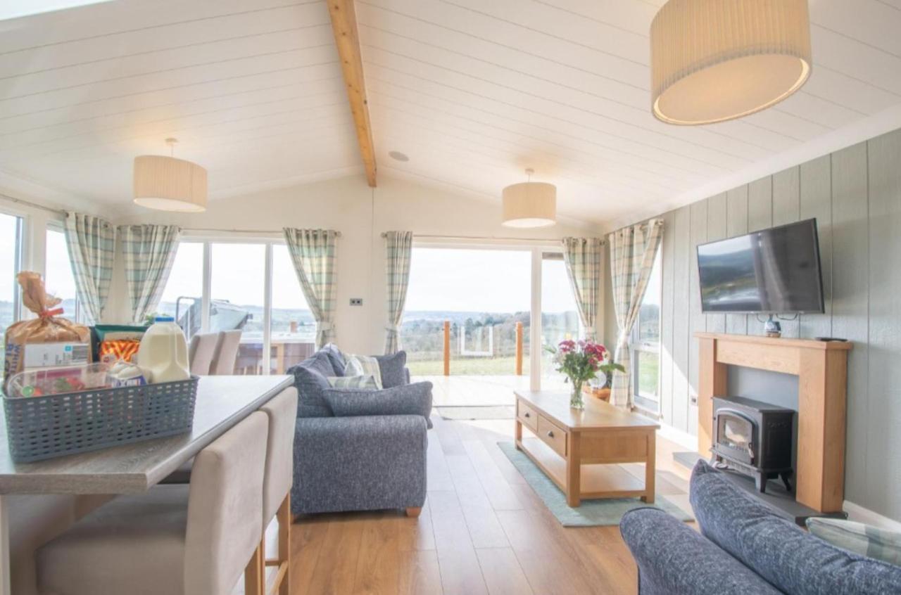 Luxury Family Beechwood Lodge With Hot Tub Lochwinnoch Extérieur photo