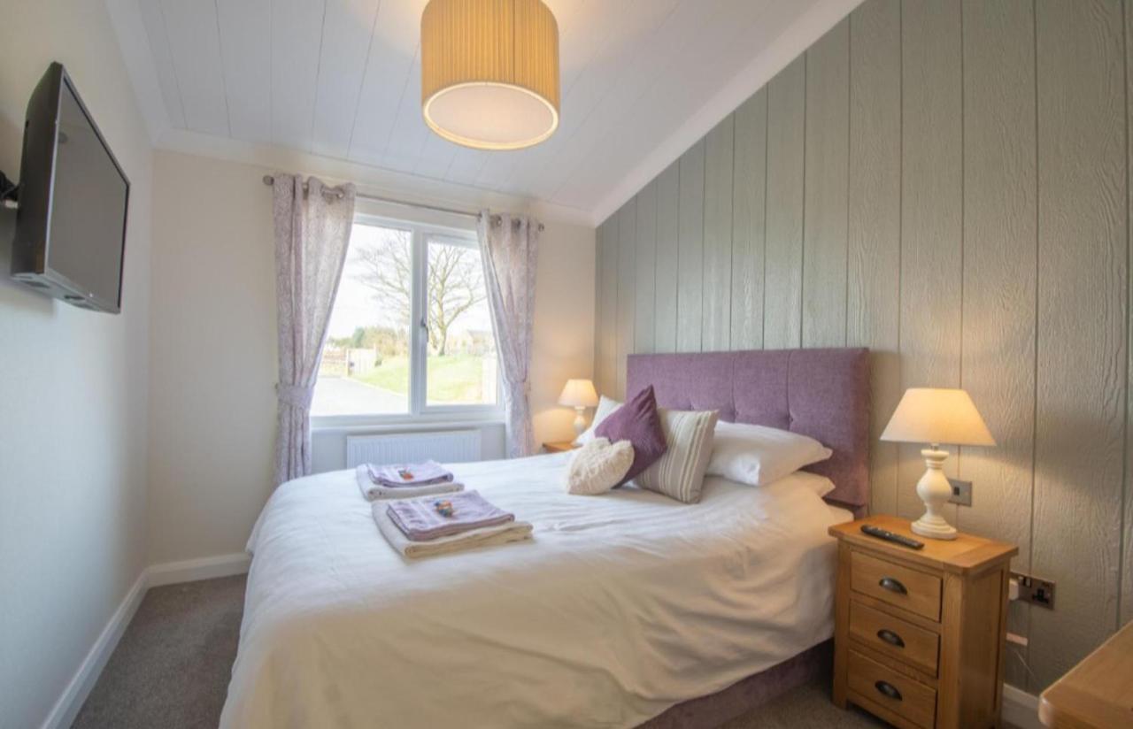 Luxury Family Beechwood Lodge With Hot Tub Lochwinnoch Extérieur photo