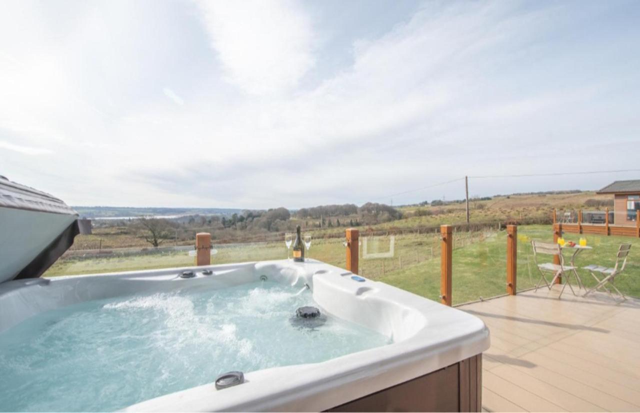 Luxury Family Beechwood Lodge With Hot Tub Lochwinnoch Extérieur photo