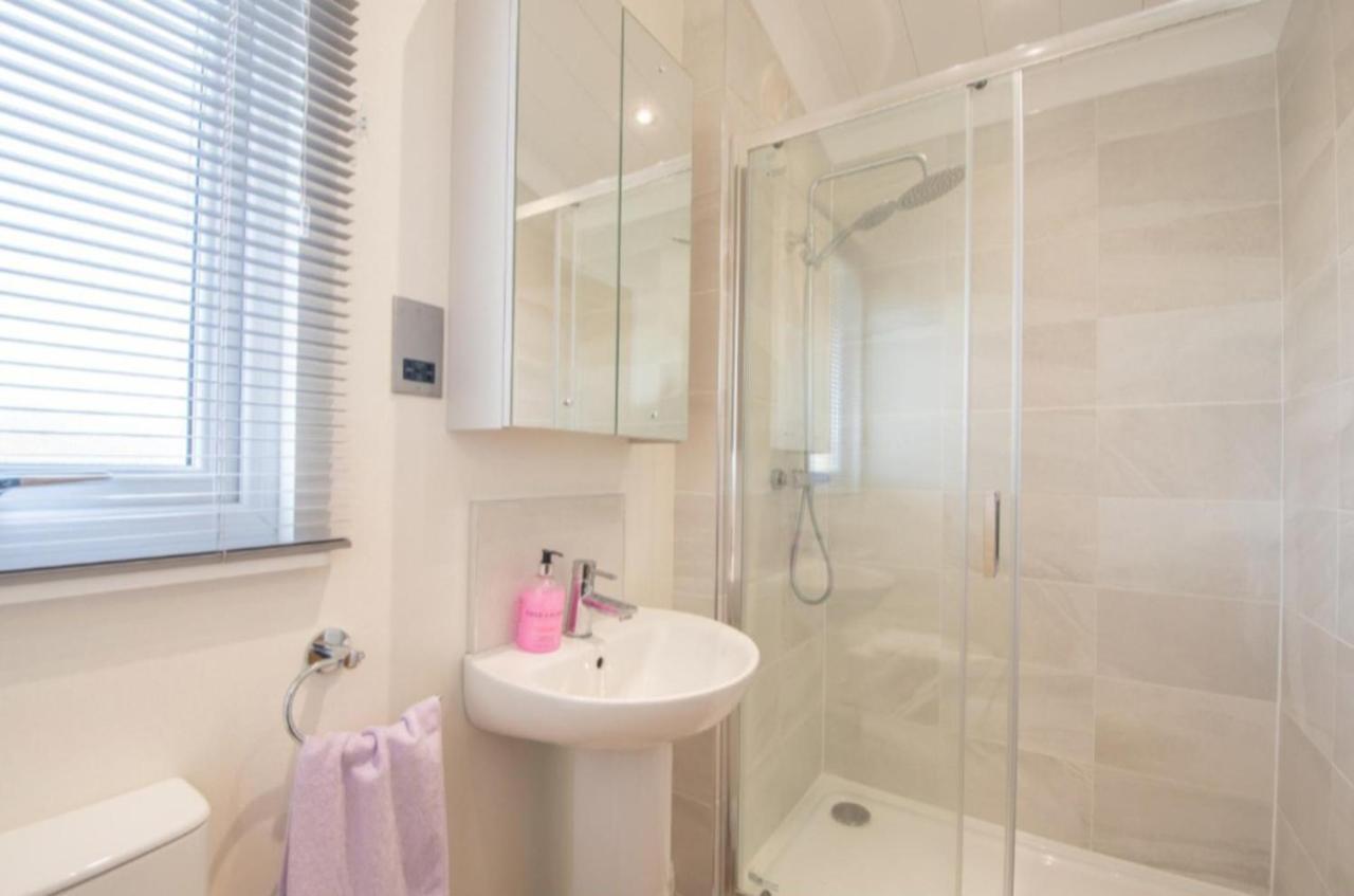 Luxury Family Beechwood Lodge With Hot Tub Lochwinnoch Extérieur photo