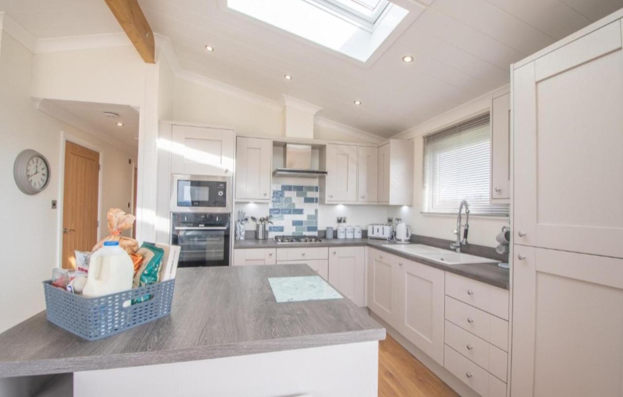 Luxury Family Beechwood Lodge With Hot Tub Lochwinnoch Extérieur photo