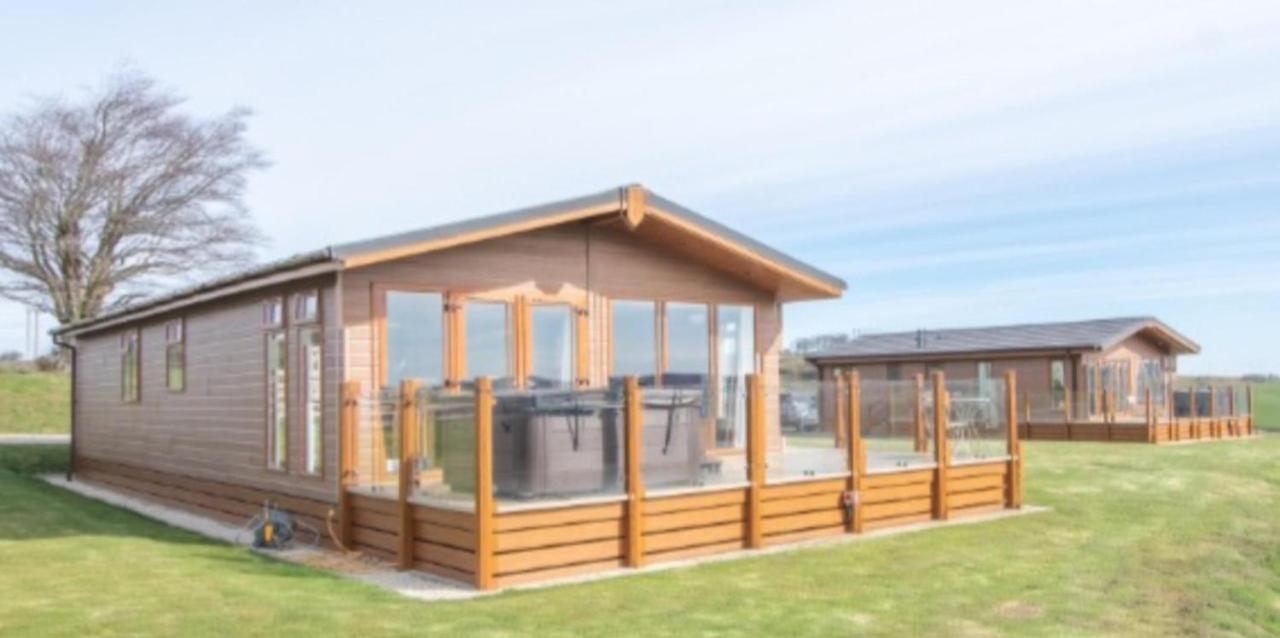 Luxury Family Beechwood Lodge With Hot Tub Lochwinnoch Extérieur photo