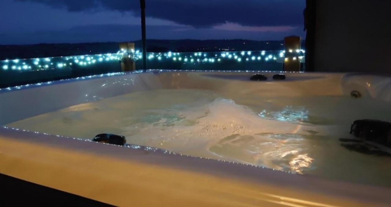 Luxury Family Beechwood Lodge With Hot Tub Lochwinnoch Extérieur photo