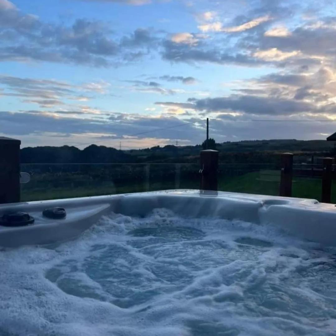 Luxury Family Beechwood Lodge With Hot Tub Lochwinnoch Extérieur photo